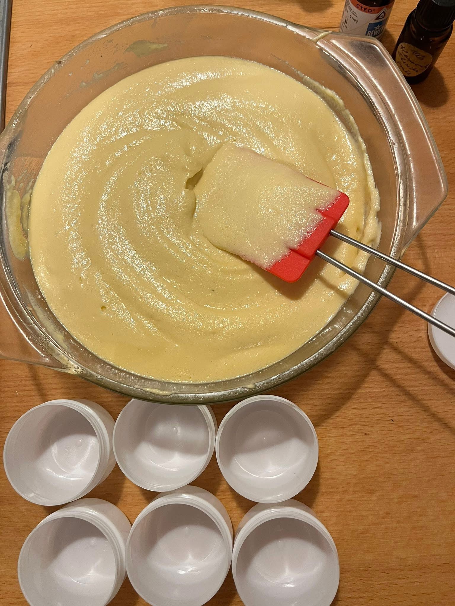 Míchání bylinného balzámu ve skleněné misce — ruční výroba.
